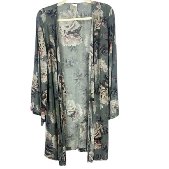 Plum Pretty Sugar Green and Cream Floral Robe Size Medium - Picture 1 of 12